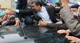 لحظاتی قبل از سخنرانی احمدی نژاد در مراسم شهدای مدافع حرم آمل